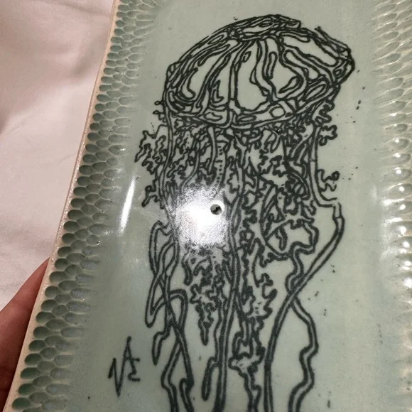 Studio pottery trinket tray. Green glaze with hand painted Jellyfish design. - Picture 9 of 14
